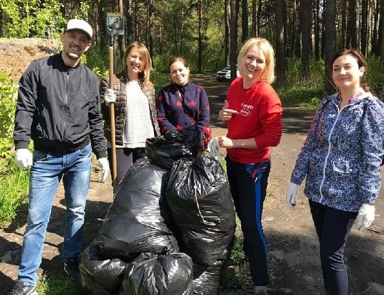 Волонтеры акции "Трудовой десант" продолжают очищать наш район от мусора