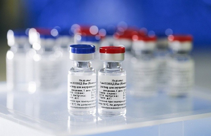 В Новосибирске сделать прививку от COVID-19 можно не только в поликлиниках. Общедоступные пункты бесплатной вакцинации работают в торговых центрах, муниципальной аптеке и даже в здании пригородного вокзала