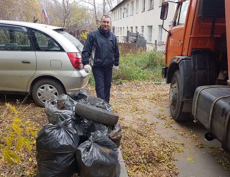 Традиционно актив ТОС совместно с администрацией Первомайского района города Новосибирска принял участие в осенней уборке территории.