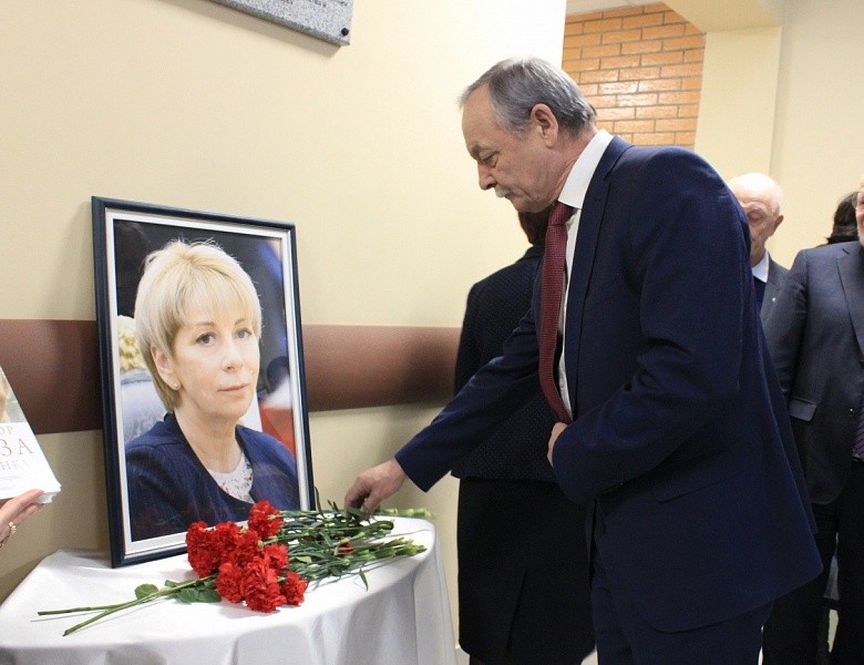 14 января в здании школы № 214 в Первомайском районе появилась мемориальная доска в память о погибшей Елизавете Глинке, более известной как "Доктор Лиза". 