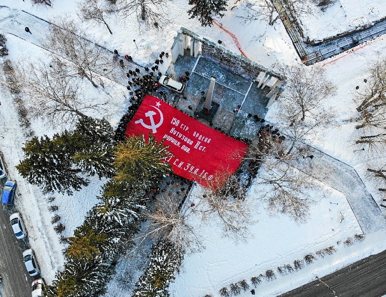 В Первомайском районе развернули масштабную копию Знамени Победы 
