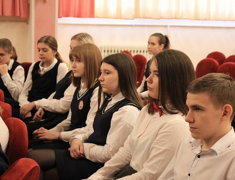 Виталий Новоселов провел встречу "без галстуков" с учениками старших классов школы № 142