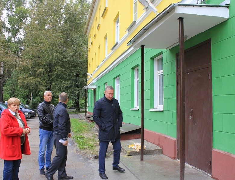 3 сентября глава администрации Первомайского района Виталий Новоселов проконтролировал качество работ по благоустройству Первомайского района.