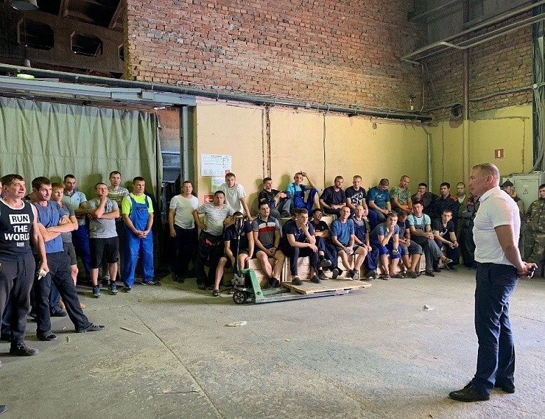 Глава администрации Первомайского района Виталий Новосёлов посетил крупную компанию «СибПласт». 