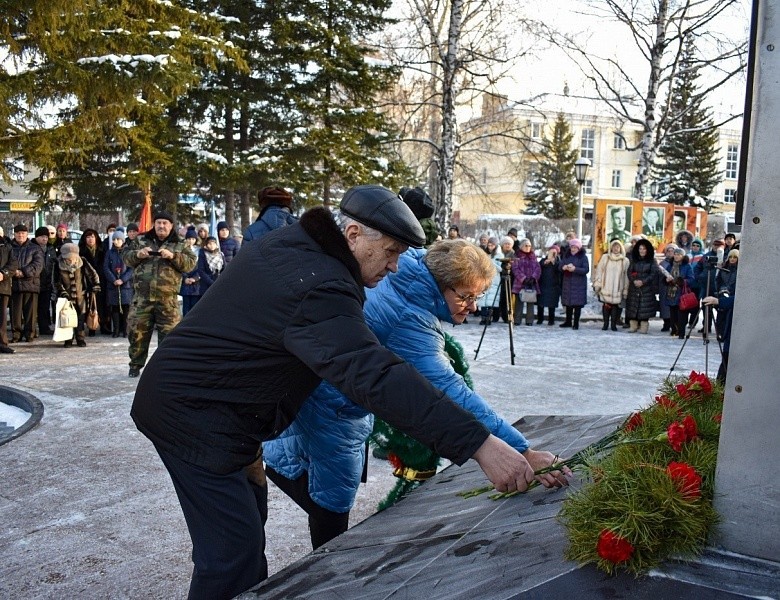 В Первомайском районе развернули масштабную копию Знамени Победы 