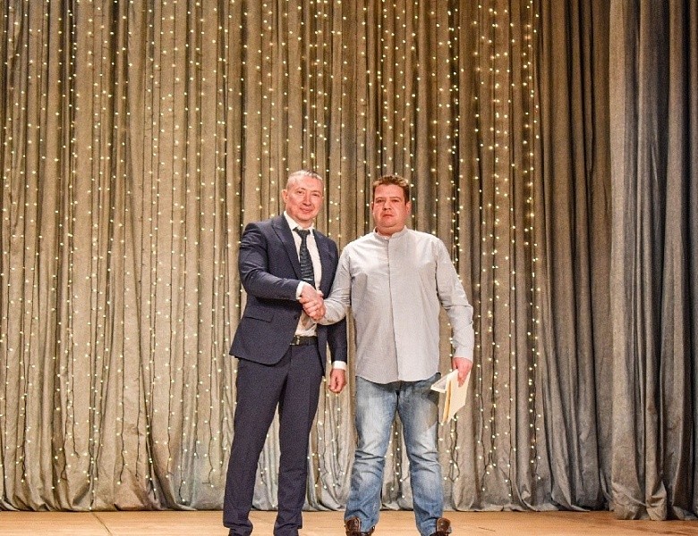 Глава администрации Первомайского района Виталий Новоселов наградил Петра Васильева, который накануне спас из горящей квартиры ребенка