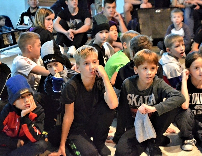 Более полутысячи участников собрал фестиваль брейк-данса в "Доме молодежи" Первомайского района