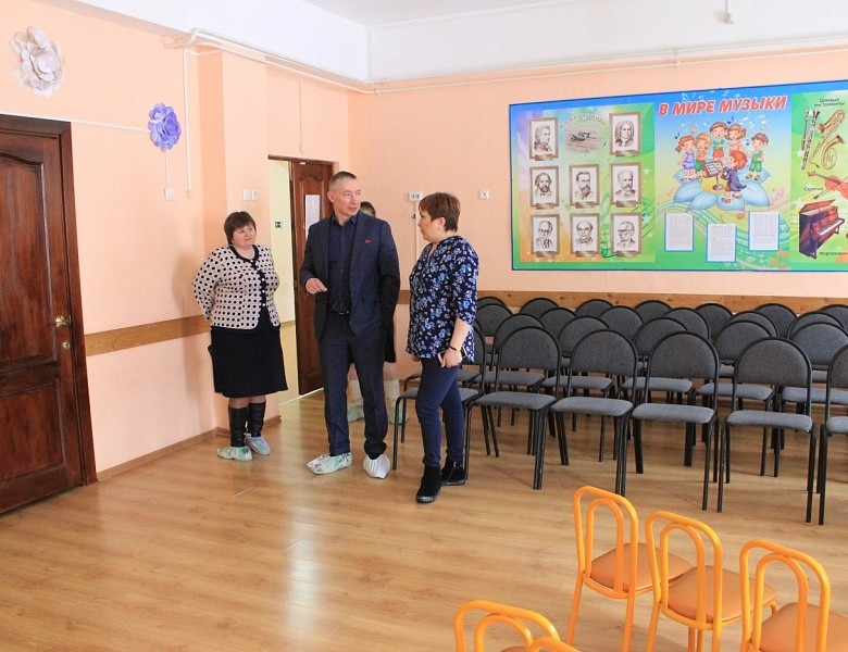 Виталий Новоселов посетил МБОУ "Технический лицей - интернат № 128" и МКДОУ ""Детский сад №35 комбинированного вида "Непоседы"