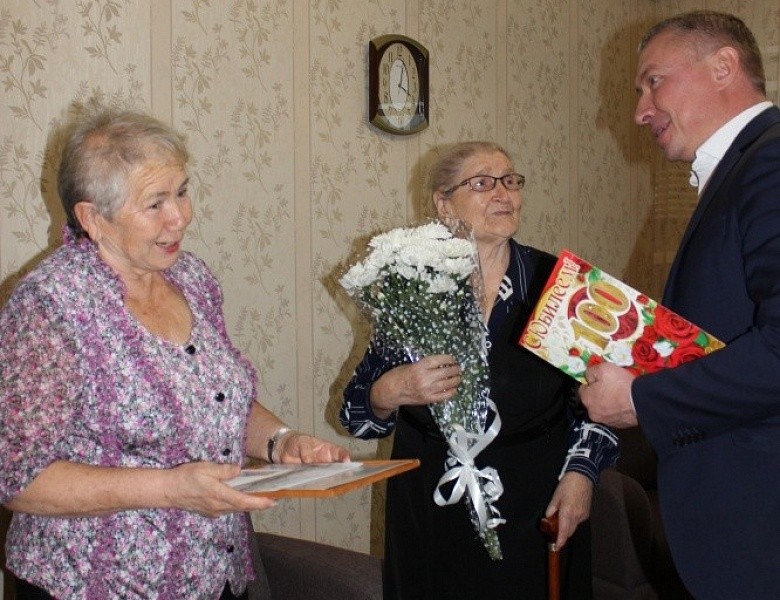7 ноября свое 100-летие отметила жительница Первомайского района города Новосибирска Александра Тихоновна Шлыкова.