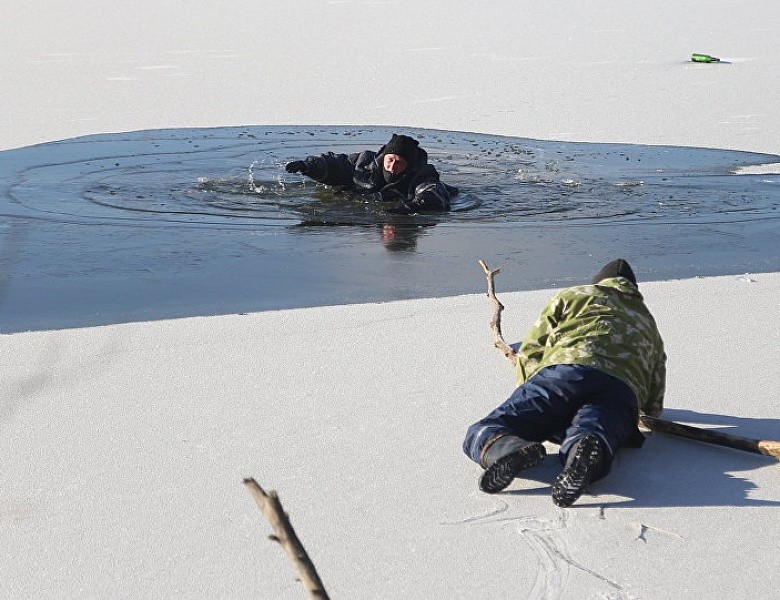 Рыбаки рискуют провалиться под лед на реке Оби