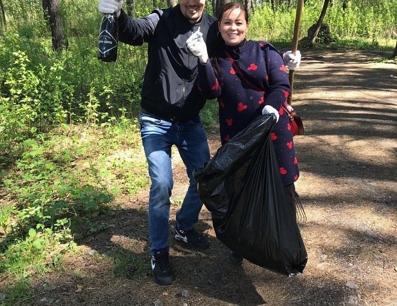 Волонтеры акции "Трудовой десант" продолжают очищать наш район от мусора