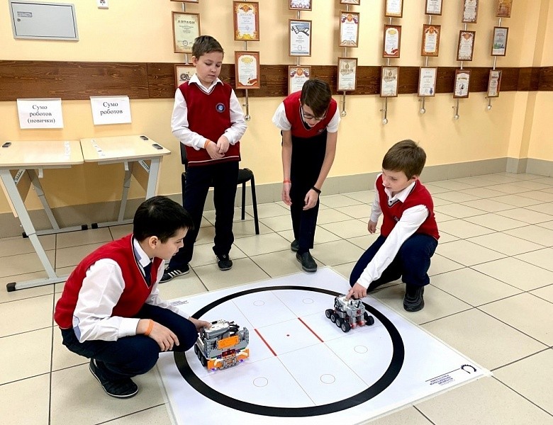 В школе № 213 состоялись соревнования по робототехнике
