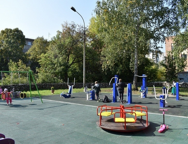 Новую детскую площадку открыли в Первомайском районе 