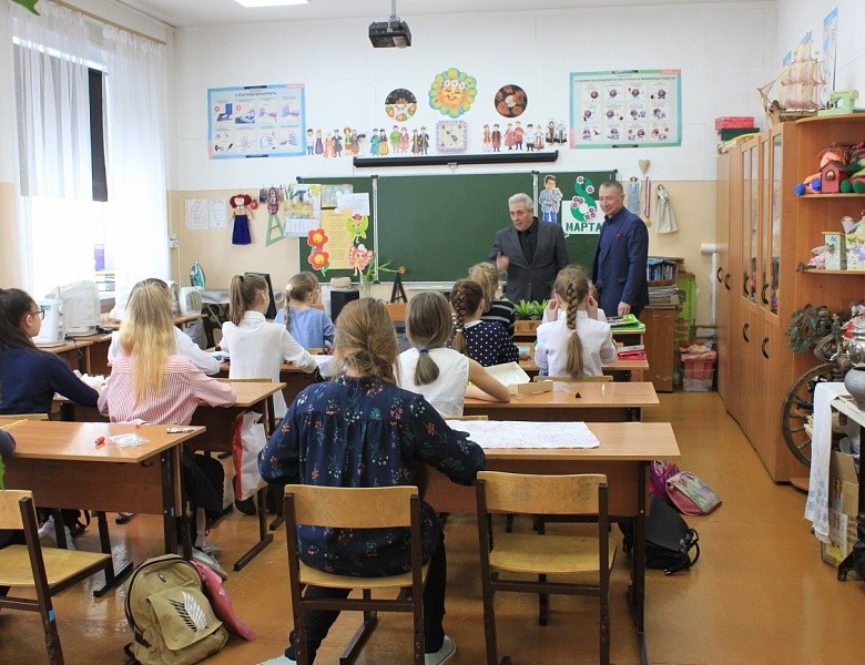 Виталий Новоселов посетил МБОУ "Технический лицей - интернат № 128" и МКДОУ ""Детский сад №35 комбинированного вида "Непоседы"