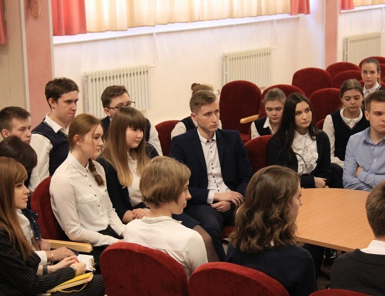 Виталий Новоселов провел встречу "без галстуков" с учениками старших классов школы № 142