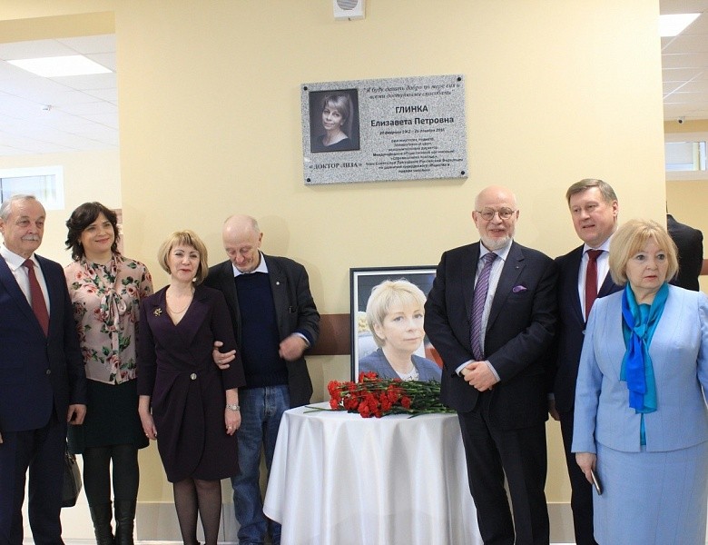 14 января в здании школы № 214 в Первомайском районе появилась мемориальная доска в память о погибшей Елизавете Глинке, более известной как "Доктор Лиза". 