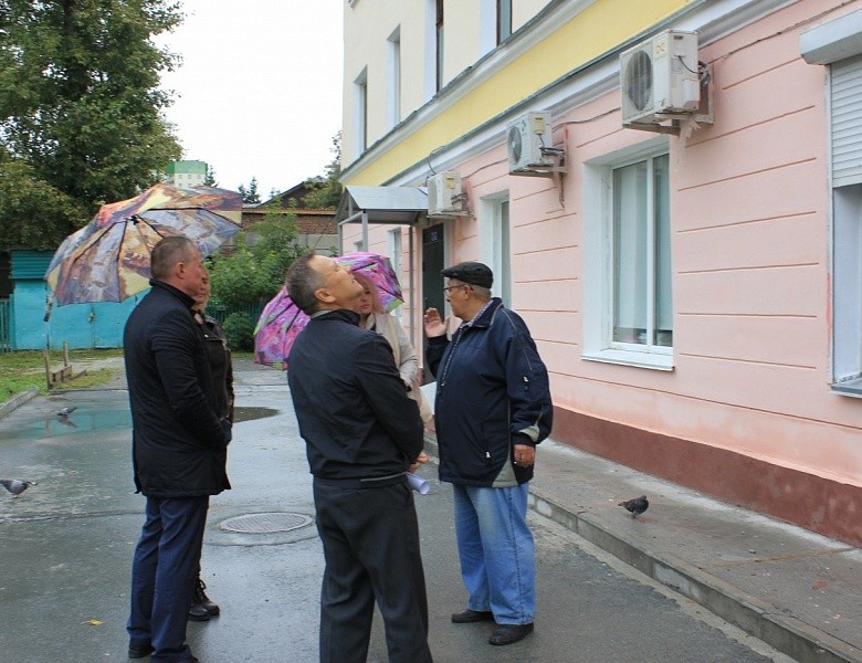 3 сентября глава администрации Первомайского района Виталий Новоселов проконтролировал качество работ по благоустройству Первомайского района.