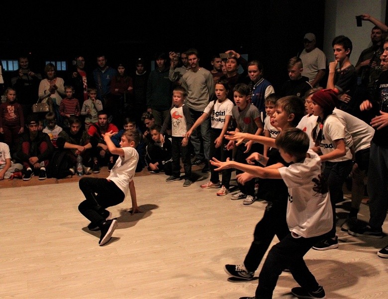 Более полутысячи участников собрал фестиваль брейк-данса в "Доме молодежи" Первомайского района