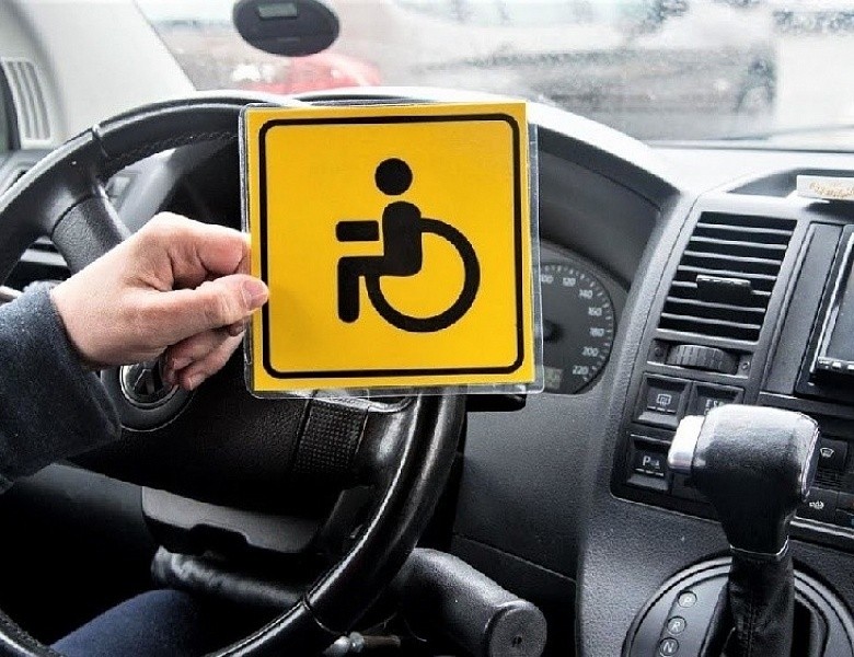 Получить права на бесплатную парковку инвалидам стало проще