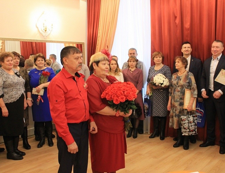 Глава администрации Виталий Новоселов поздравил с "рубиновой" свадьбой семью первомайцев 