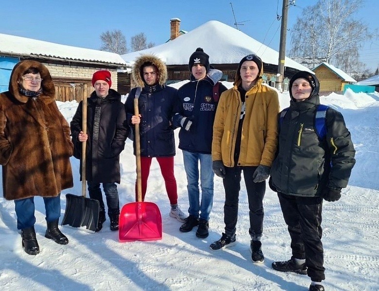 В Первомайке подростки очистили от снега дворы пенсионеров