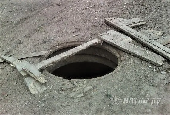 Охотники за металлом украли ещё 47 крышек люков с новосибирских улиц.