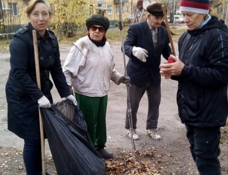Традиционно актив ТОС совместно с администрацией Первомайского района города Новосибирска принял участие в осенней уборке территории.