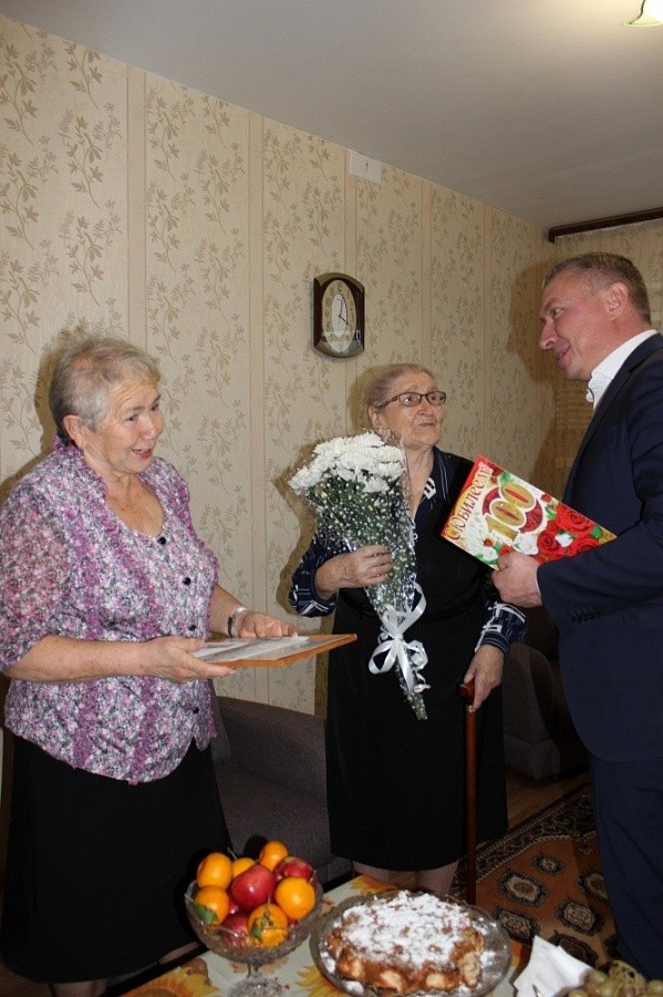 7 ноября свое 100-летие отметила жительница Первомайского района города Новосибирска Александра Тихоновна Шлыкова.