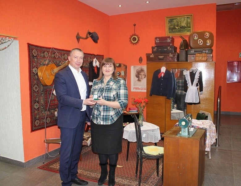 Глава администрации Первомайского района передал в музей района на хранение юбилейный знак 