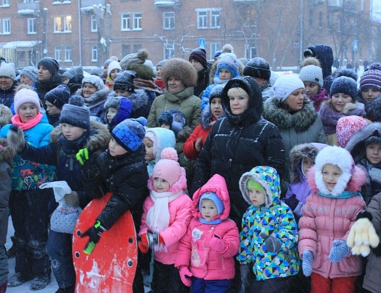 По инициативе главы администрации Первомайского района Виталия Валерьевича Новоселова на площади перед зданием администрации открылся новогодний городок. 