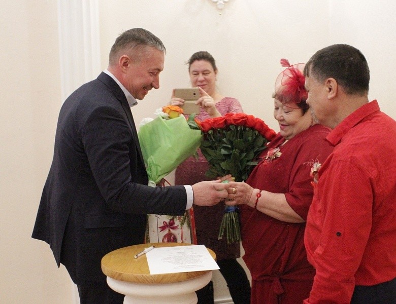 Глава администрации Виталий Новоселов поздравил с "рубиновой" свадьбой семью первомайцев 